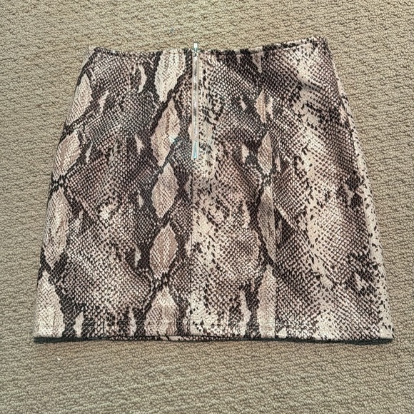 Snake pattern skirt - Picture 2 of 2